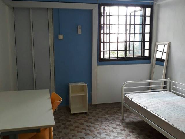 Simple and clean master bedroom for rental, 4-7 mins walk to MRT