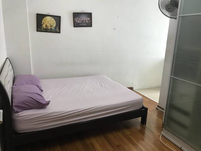 Common room queen bed 7 min walk to boon Keng mrt in private house