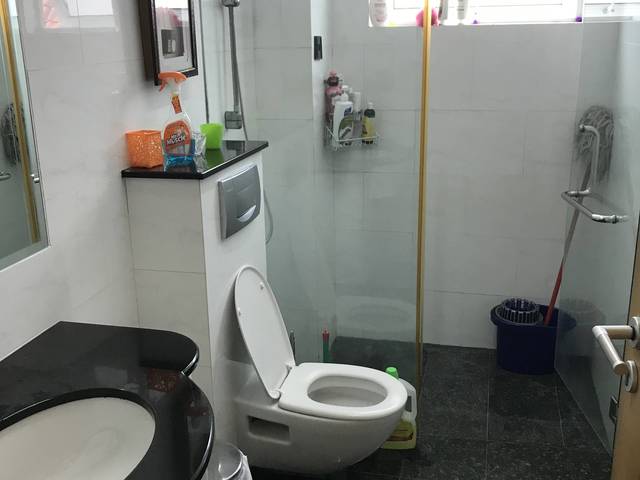 Common room queen bed 7 min walk to boon Keng mrt in private house