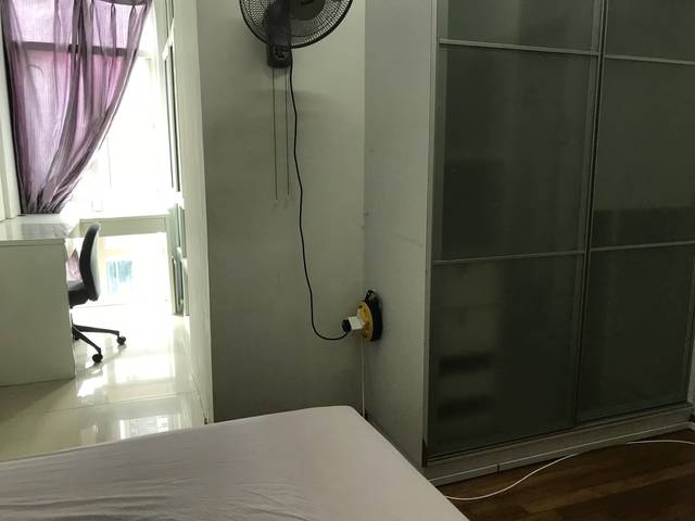 Common room queen bed 7 min walk to boon Keng mrt in private house