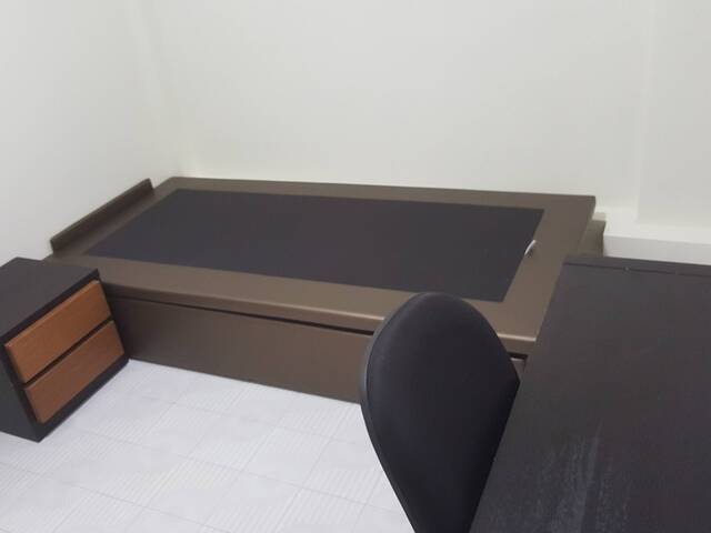 Hurry! Best Value Non Smoker Single Room Fully Furnished Corner Unit, Available Nov