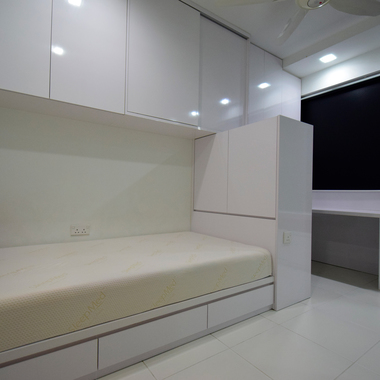 Luxurious Fully-furnished Clean Common Room at Ghim Moh Link