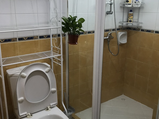 Common Room with Private bathroom ** 2 mins walk to Aljunied MRT station