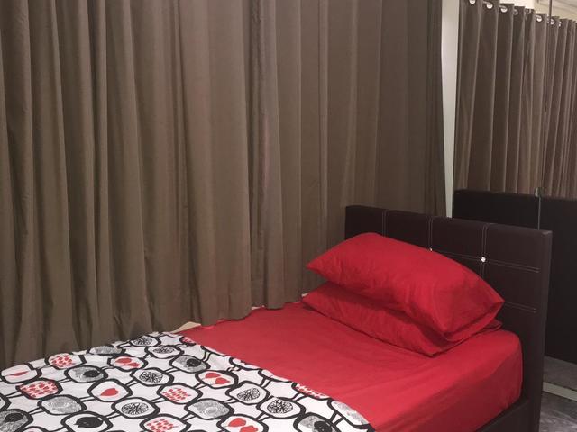 En-Suite room = Four Stops to Green Line- Bedok .