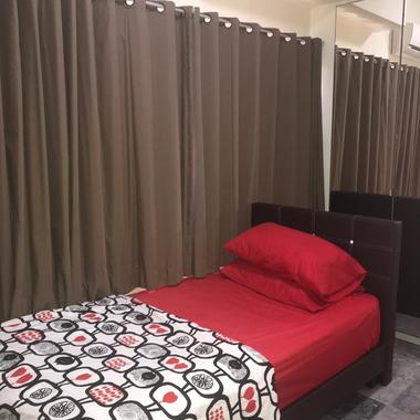 En-Suite room = Four Stops to Green Line- Bedok .