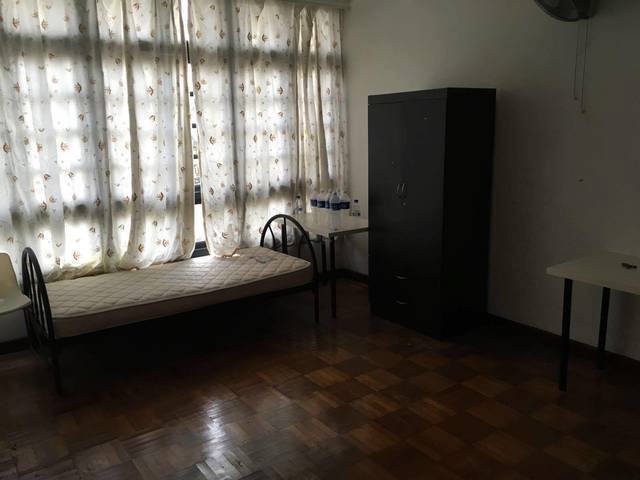 Find a roommate to share a big common room