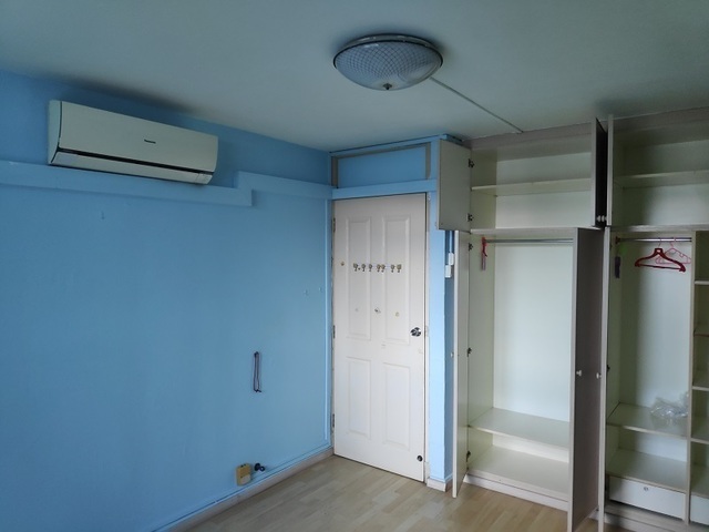 FURBISH ROOM FOR RENT, 200M FROM MRT, SUPERMARKET AND EATING DOWNSTAIR. QUIET. 20 MINS to TOWN.