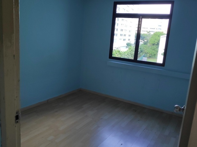 FURBISH ROOM FOR RENT, 200M FROM MRT, SUPERMARKET AND EATING DOWNSTAIR. QUIET. 20 MINS to TOWN.