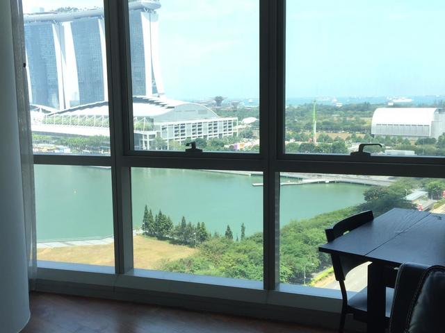 Bright / Spacious Big Master room. Raffles place MRT. Heart of the CBD