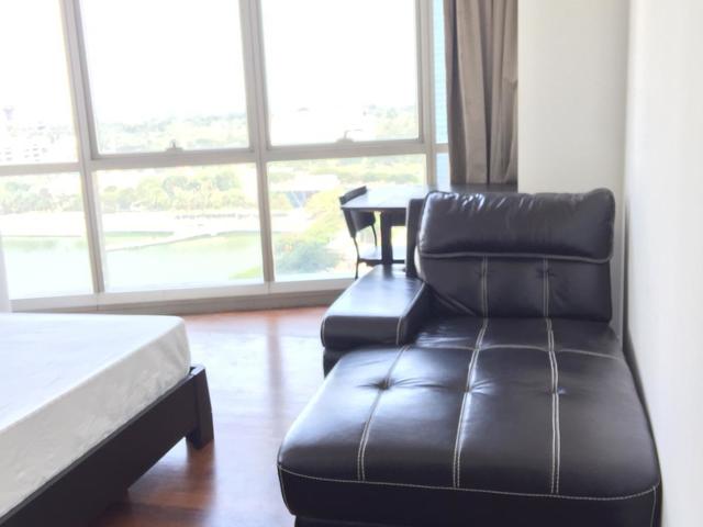 Bright / Spacious Big Master room. Raffles place MRT. Heart of the CBD