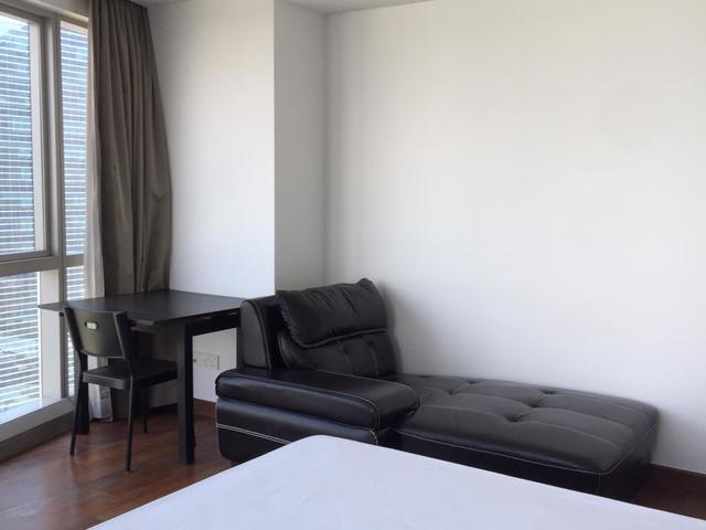 Bright / Spacious Big Master room. Raffles place MRT. Heart of the CBD