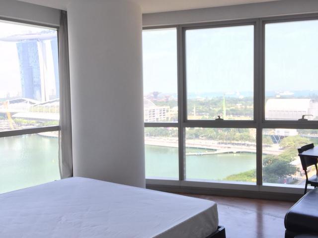 Bright / Spacious Big Master room. Raffles place MRT. Heart of the CBD
