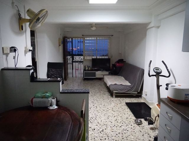 Seaview hdb 2 bedrooms with utility room near parkway parade