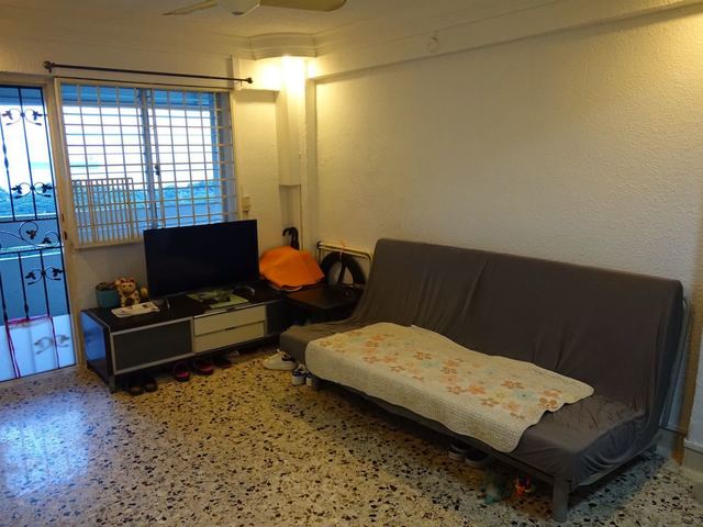 Seaview hdb 2 bedrooms with utility room near parkway parade