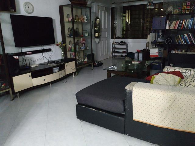 HDB one good sized common room(1 or 2 ppl)