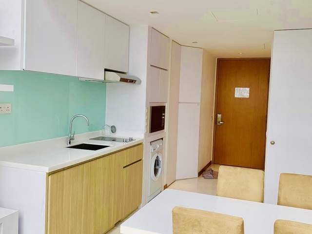 Spacious 1 BR Loft Unit With High Ceiling @ CBD