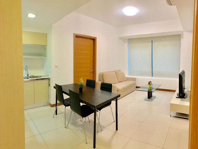 Quiet and Cozy Common Room in the Heart of CBD! 3 Bedroom Unit .