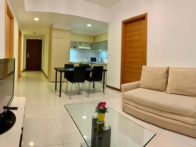 Quiet and Cozy Common Room in the Heart of CBD! 3 Bedroom Unit .