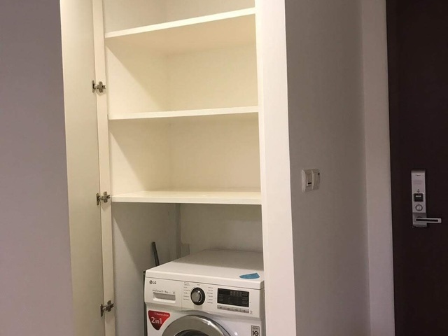 Quiet and Cozy Common Room in the Heart of CBD! 3 Bedroom Unit .