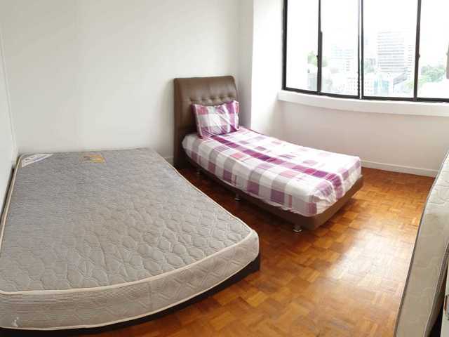 Comfy Queen and Single Room at Orchard Road Lucky Plaza Apartment