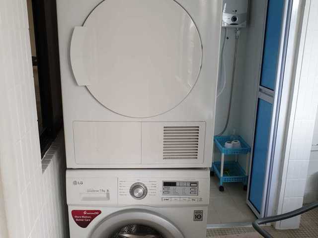 Comfy Queen and Single Room at Orchard Road Lucky Plaza Apartment