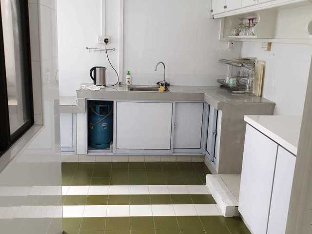 Comfy Queen and Single Room at Orchard Road Lucky Plaza Apartment