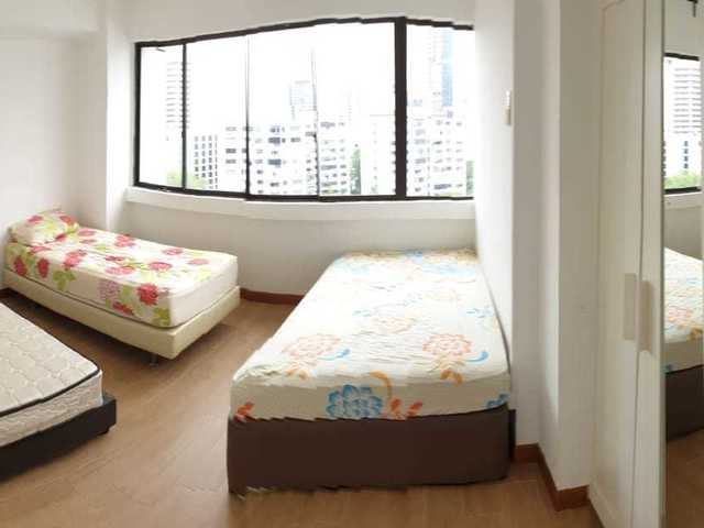 Comfy Queen and Single Room at Orchard Road Lucky Plaza Apartment